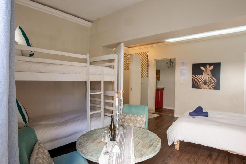 Bedrock Strand Family 4 Sleeper with Private Bathroom — отель с удобствами в Кейптауне