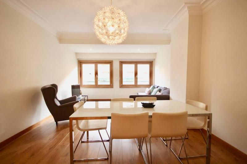 Цены на Cozy Orange Telheiras Apartment в Лиссабоне