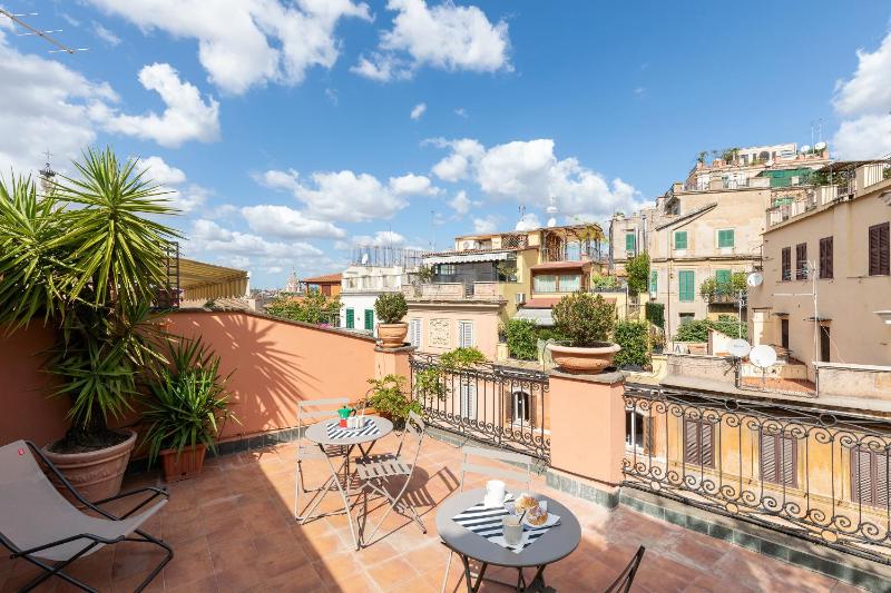 Rome As You Feel - Penthouse Apartment with Terrace on Spanish Steps — отель с удобным расположением в Риме