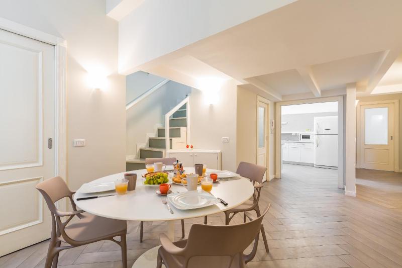 Elegante appartamento a Piazza dei Martiri by Wonderful Italy — отель в Неаполе, Италия