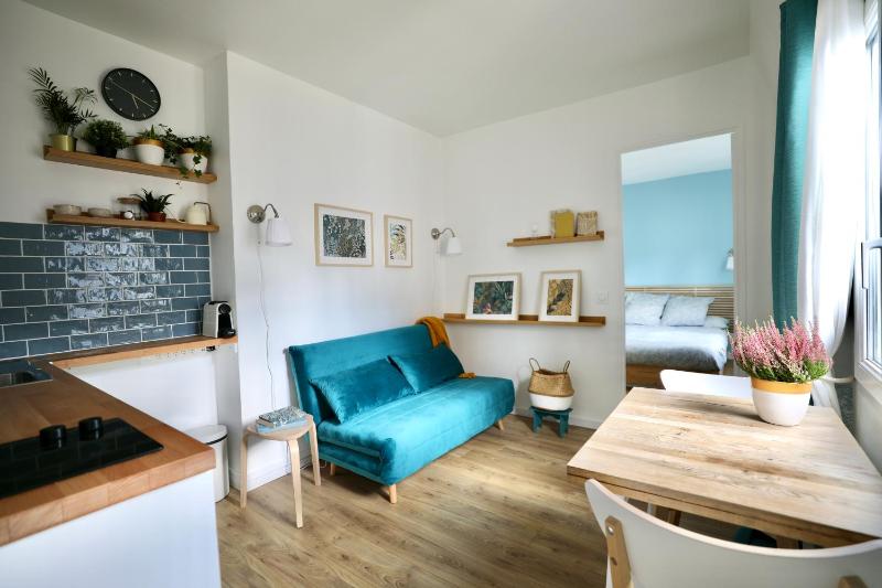 Amazing Sunny flat close to Montmartre — отель с удобствами в Париже