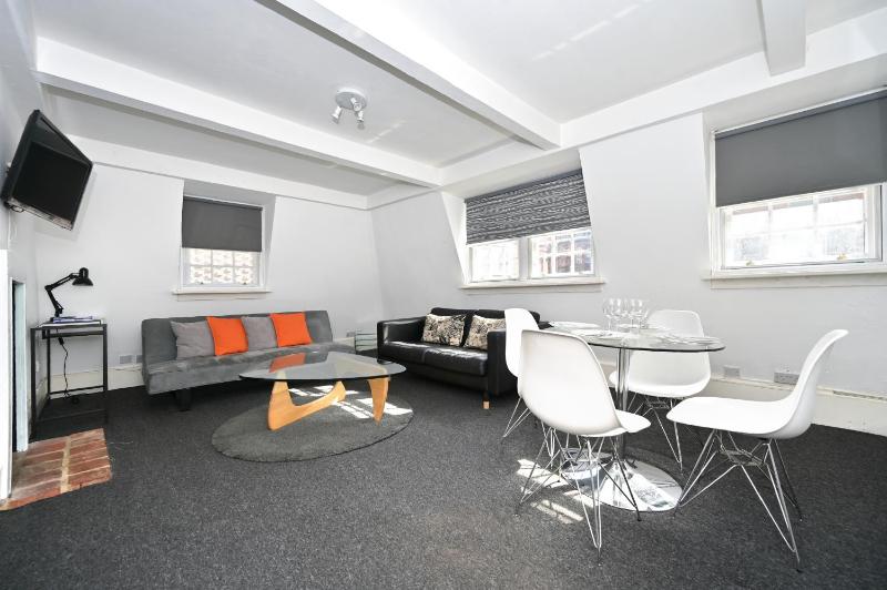 Soho, Piccadilly & Chinatown - Two Bedroom & Two Double Beds Apartment — забронировать отель в Лондоне