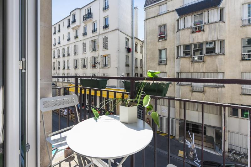 Cosy flat w balcony at the heart of Paris nearby Canal St Martin - Welkeys — отель в Париже, Франция