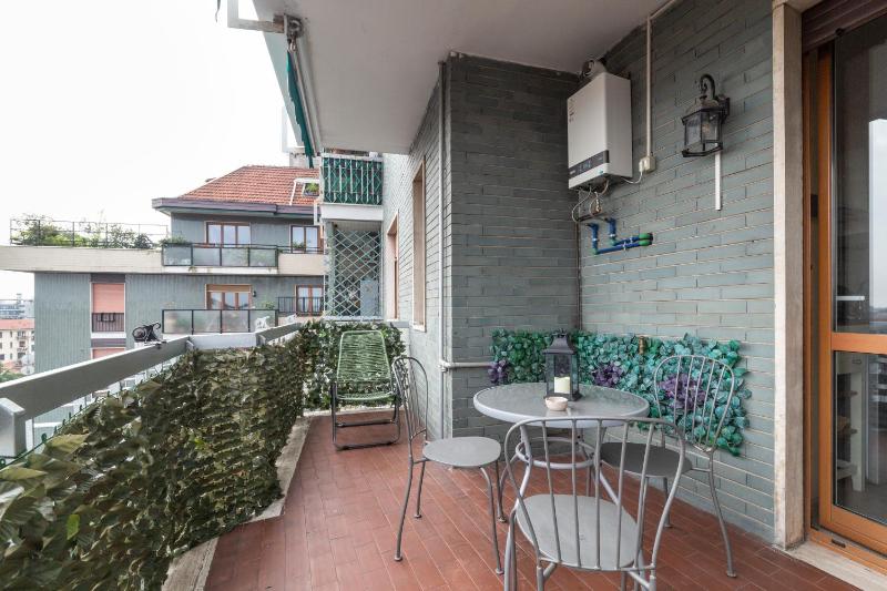 Pasteur Modern Studio with Terrace! — отель с удобствами в Милане
