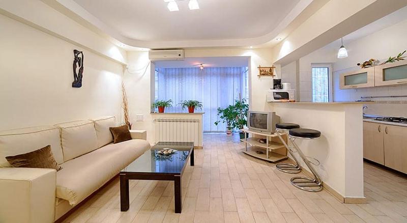 Centru amazing apartments piata universitate — отель с удобным расположением в Бухаресте
