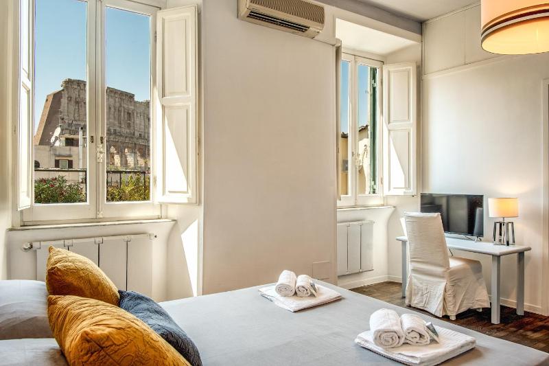 Colosseo view Suite — отель с удобствами в Риме