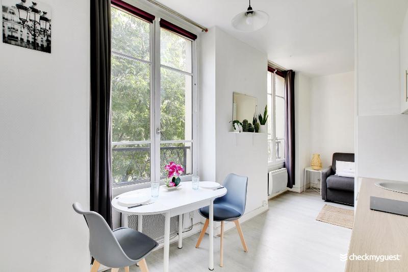 CMG rue de Bretagne 30 — отель с удобным расположением в Париже