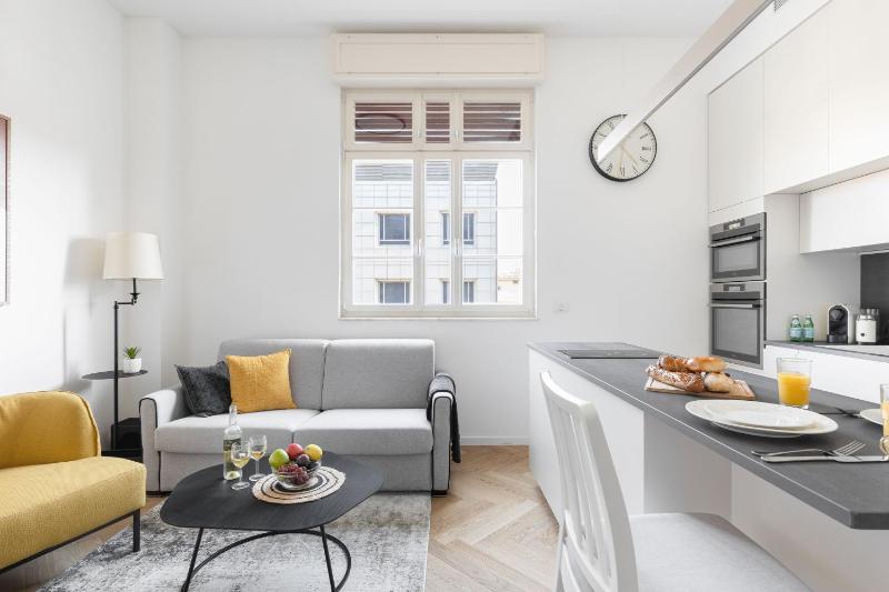 Charming 1BR Apt w Modern Fixtures in City Center with Shelter by Sea N' Rent — отель с удобствами в Тель-Авиве