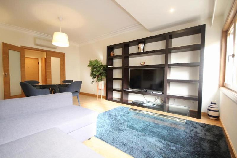 Cozy Red Telheiras Apartment — забронировать отель в Лиссабоне