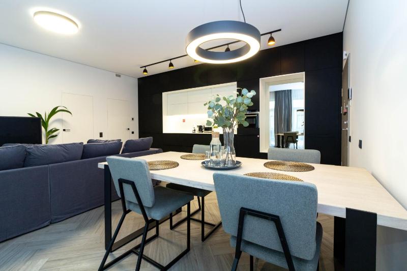 Cohost I OldTown 60m2 APT w-Garage Parking, Balcony & Self Check-in — отель с удобствами в Вильнюсе