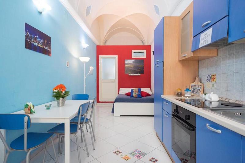 Цены на Bobbo house II, la finestra sugli scavi в Неаполе