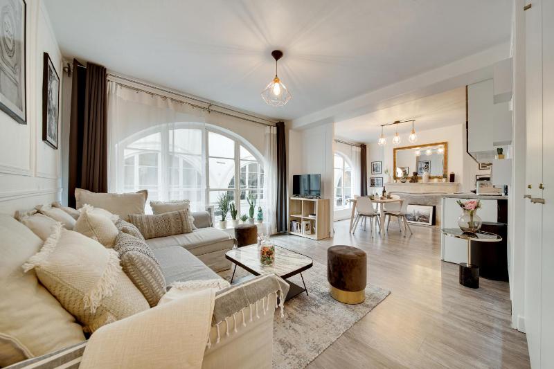 Stunning Historical Parisian Flat - Louvre Area — забронировать отель в Париже