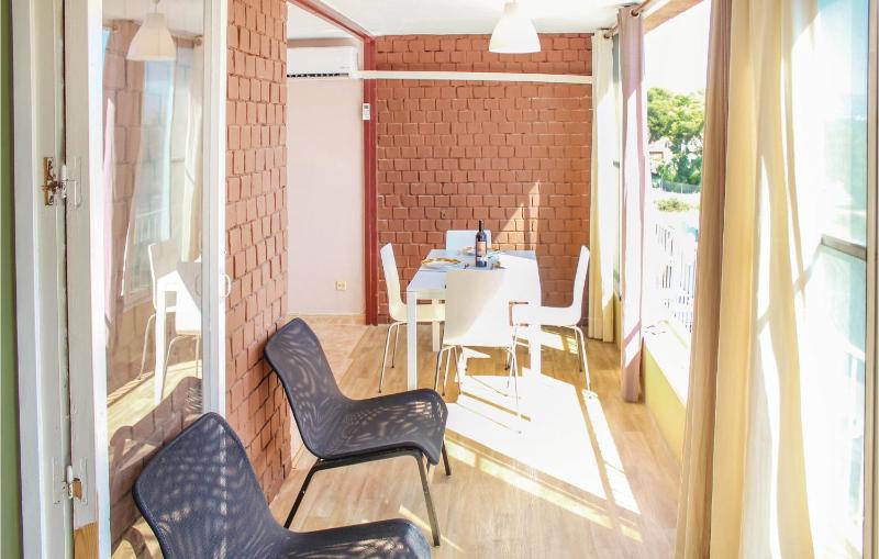 Cozy Apartment In Alicante With Wifi — отель с удобным расположением в Аликанте