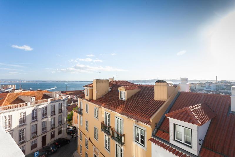 Alfama Charming Apartment with Amazing River View and Terrace — отель с удобным расположением в Лиссабоне