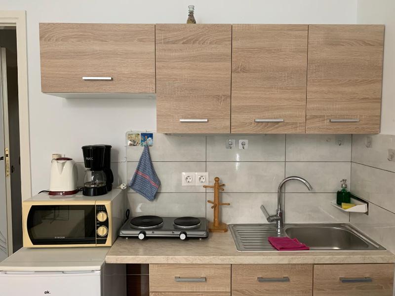 Holodek Apartments Ground & SemiBasement — отель с удобствами в Афины
