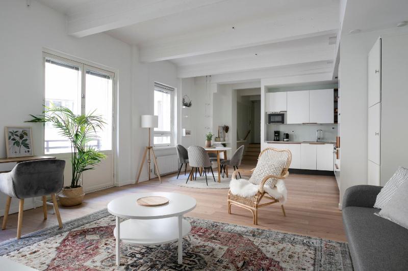 2ndhomes Loft Apartment with Spa & Balcony by the White Church — отель с удобным расположением в Хельсинки