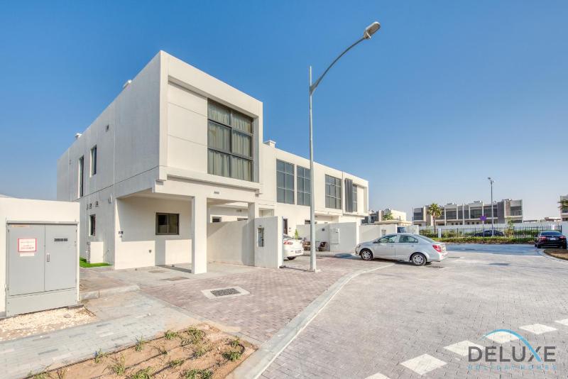 Extensive 3BR Townhouse at Janusia Damac Hills 2 by Deluxe Holiday Homes — отель с удобным расположением в Дубае