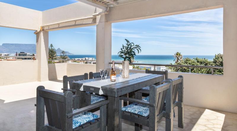 5 bedroom Traditional Fisherman's old Gem w panoramic views, Bloubergstrand, Cape Town — комфортный отель в Кейптауне