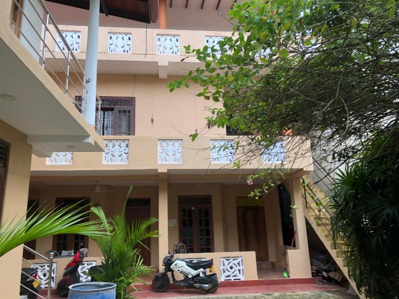 Kumar guest house & apartment — забронировать отель в Унаватуна