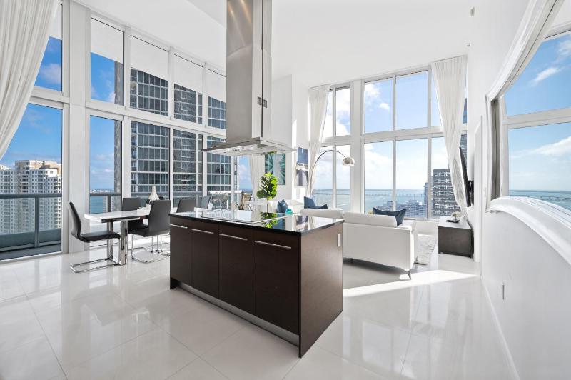 Цены на ICONIC LUXURIOUS HIGH CEILINGS UNIT BRICKELL w в Майами