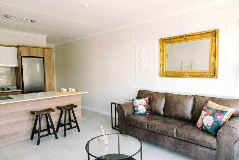 Цены на Bright and airy Parisian Gem close to the beach в Кейптауне