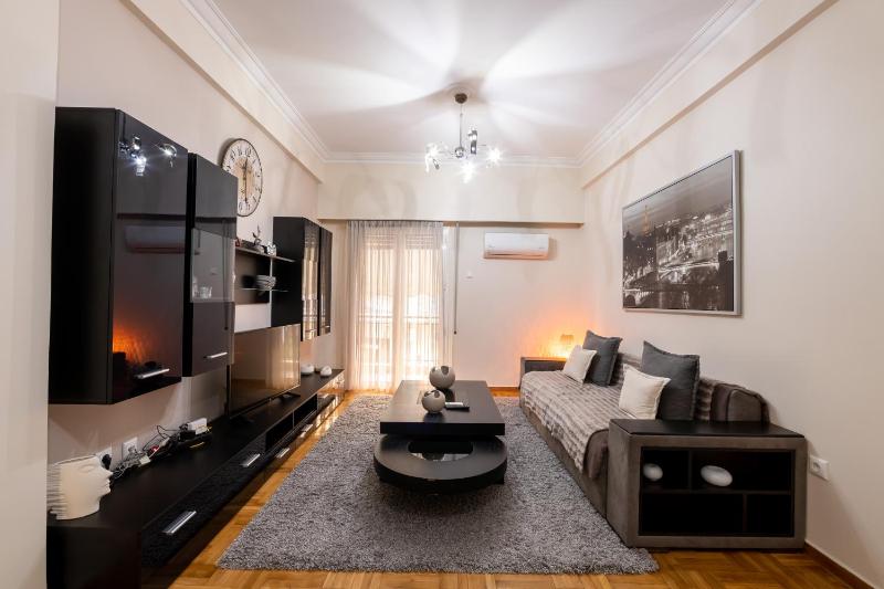 Цены на 2bed renovated flat close to Ampelokipoi metro в Афины