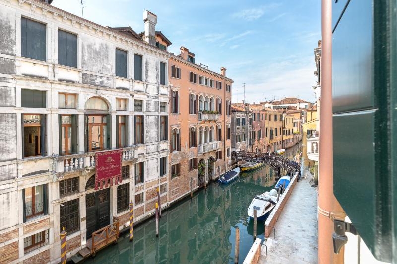Ca' Cappello Venice Apartment 1 with Canal View — отель с удобным расположением в Венеции