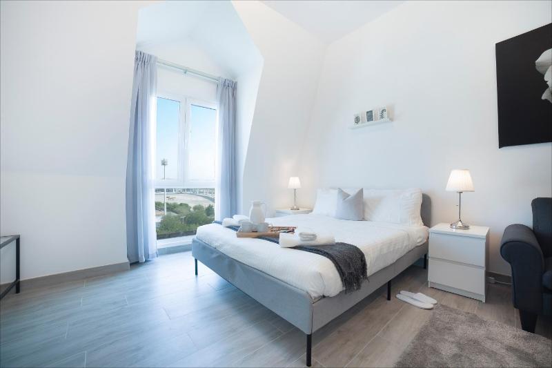 LUXE Studio Near Discovery Gardens Metro Station — отель с удобствами в Дубае