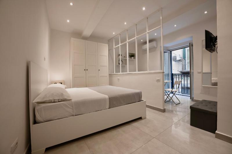 Casa Vacanze Santa Teresella 40 — отель с удобным расположением в Неаполе