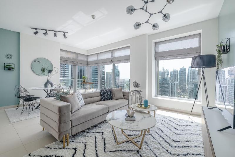 Radiant 2 BR with Marina Views — отель с удобствами в Дубае