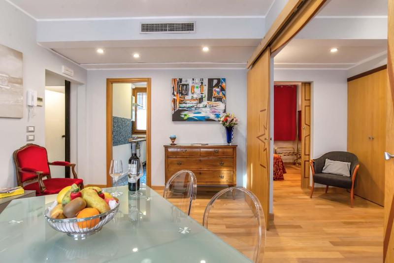 San Luca - Fenice Apartments in Venice — отель с удобствами в Венеции