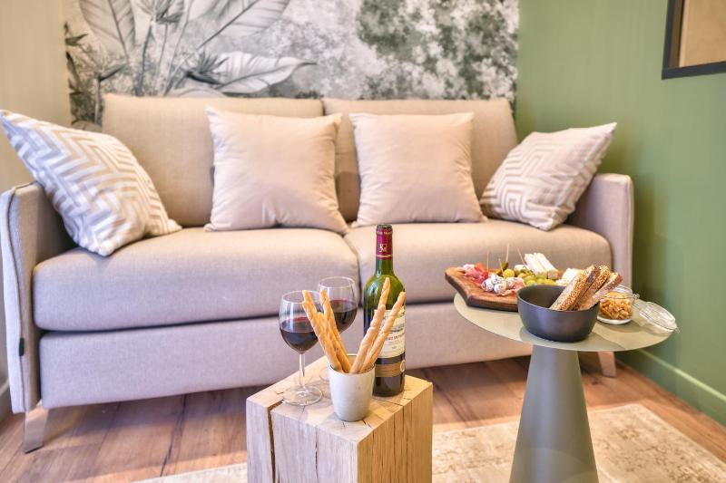 NEW Eiffel Tour ! Splendid Apartments in the Heart of Paris — отель с удобным расположением в Париже