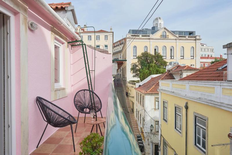 Fantastic Apartment with balcony in Bica — отель с удобным расположением в Лиссабоне