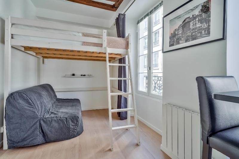 Цены на Cute Mezzanine Studio in the Heart of Paris (2M) в Париже
