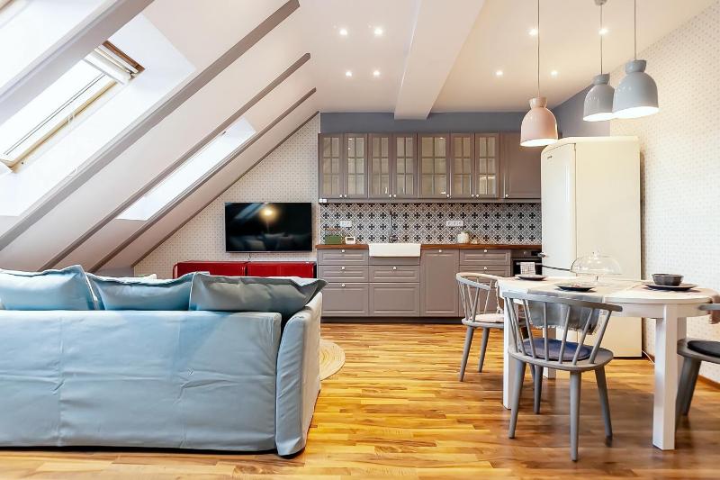 ATTIC APARTMENT on WATERFRONT / VIEW / NETFLIX — отель с удобным расположением в Праге