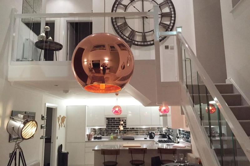 Spacious 1 Bedroom Split Level Old Pub Conversion Tower Bridge — забронировать отель в Лондоне