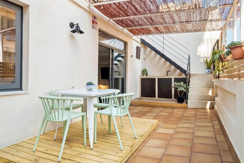 Amazing 3 Bedroom Apartment with Terrace in Poble-sec — отель в Барселоне, Испания