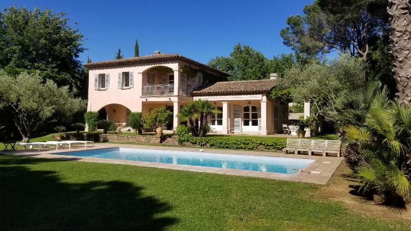 Belle villa Tropezienne/calme/piscine/3mn du centre — отель с удобным расположением в Сент-Тропезе