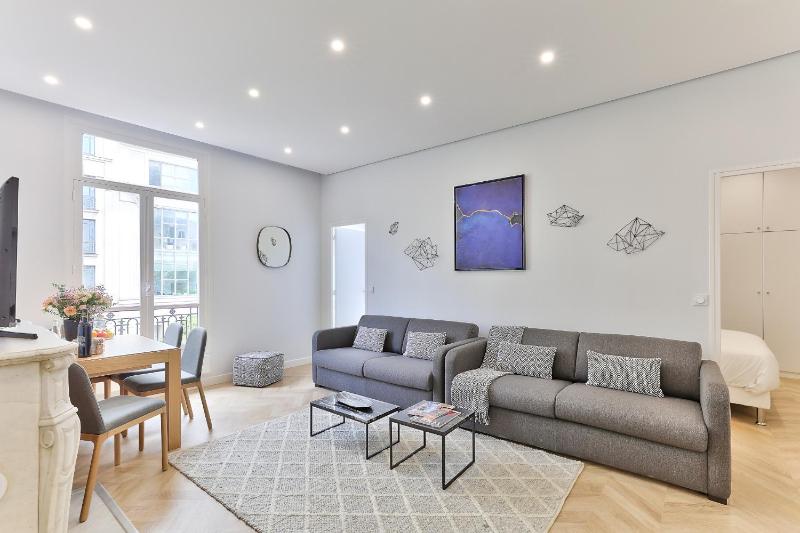 126 - Urban Amazing 3BR Montorgueil — отель в Париже, Франция