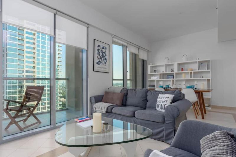 Цены на Bright and Cosy 2 Bedroom Apartment in Golf Towers в Дубае