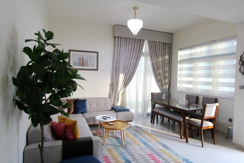 Upgraded spacious 3BR+Maid Villa — отель с удобным расположением в Дубае
