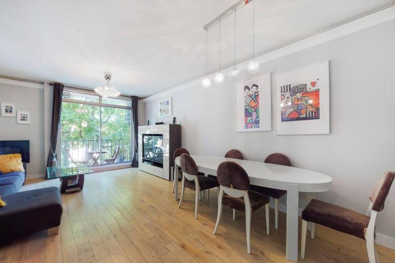 Superb 3 bed flat with balcony in St John's Wood — комфортный отель в Лондоне