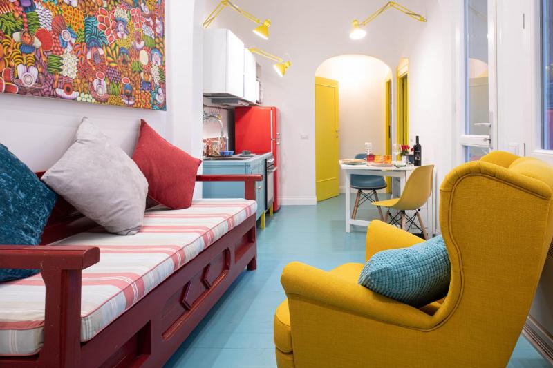 Trastevere Colorful Apartment with Terrace! — комфортный отель в Риме