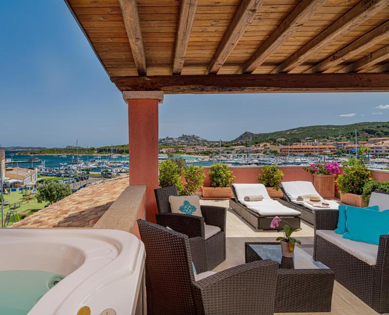 La Vecchia Fonte a Palau - Affascinante hotel sul porto