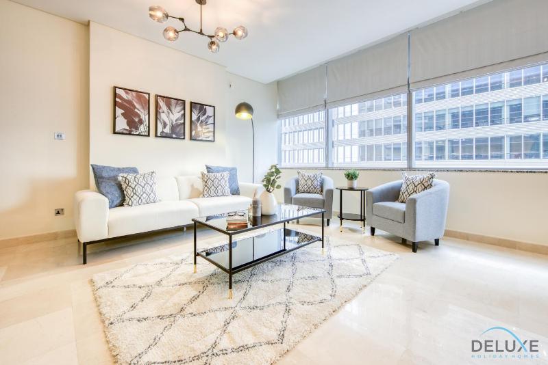 Holiday Rate Chic 1BR with Balcony in Prime Spot BY Deluxe Holiday Homes — отель в Дубае, Объединенные Арабские Эмираты