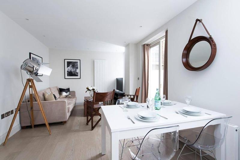 Beautiful 2BR flat with free parking in West London — отель в Лондоне, Соединенное Королевство