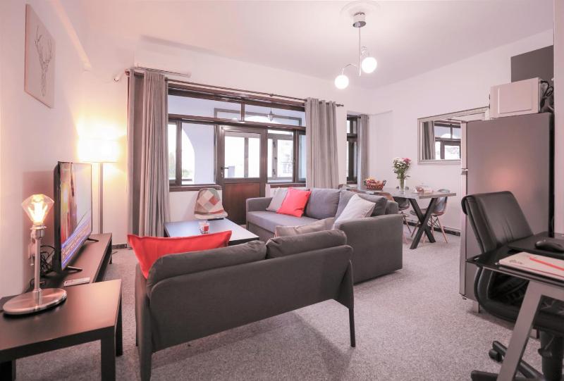Modern 2 Bedroom Apartment Next to Metro - Marousi — отель с удобствами в Афины