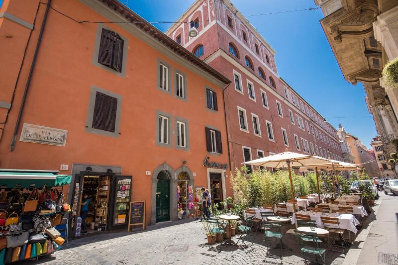 Piccolo Trevi Suites — отель в Риме, Италия