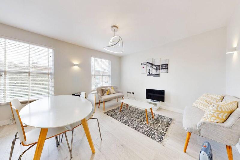 Stylish 2bed2bath flat 4min from tube station — комфортный отель в Лондоне