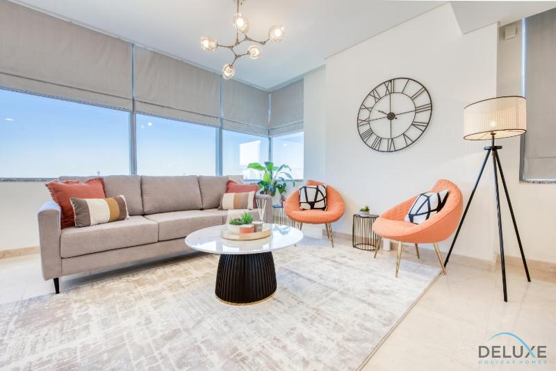 Limited Offer Stylish 1BR with Balcony & Pool Access by Deluxe Holiday Homes — отель с удобствами в Дубае